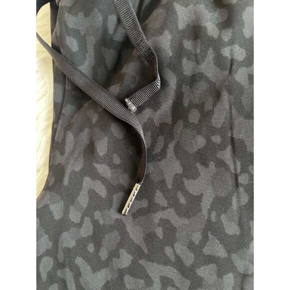 Lululemon Gray and Black Cheetah Print On The Fly Womens Pants size 4 Athleisure - Picture 6 of 6